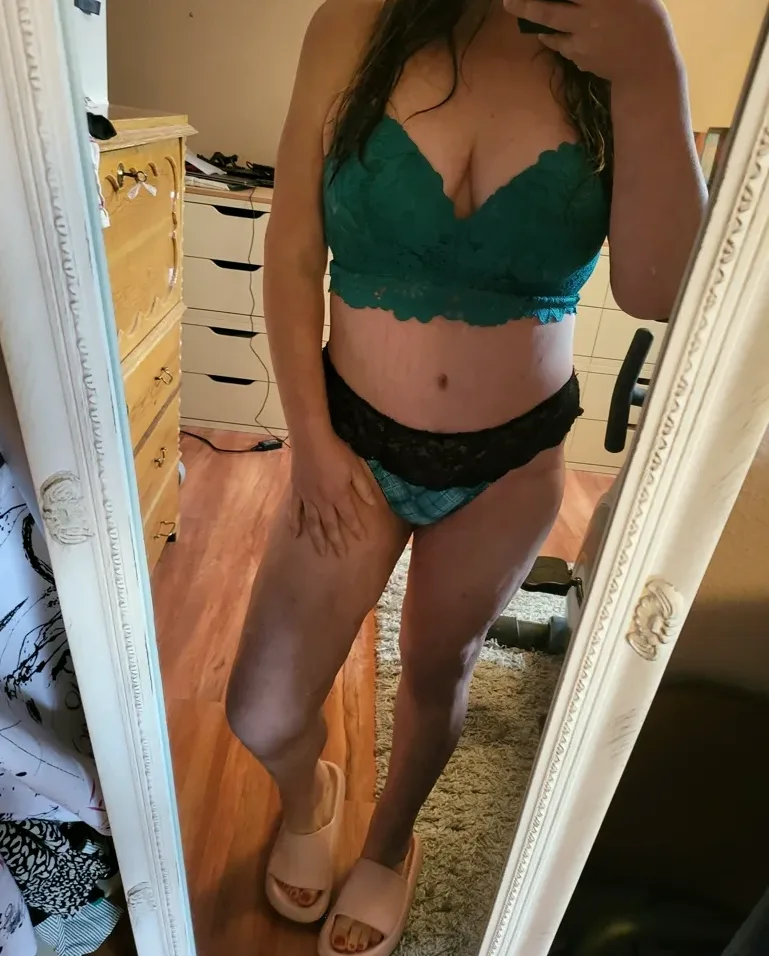 Chantal, 27
