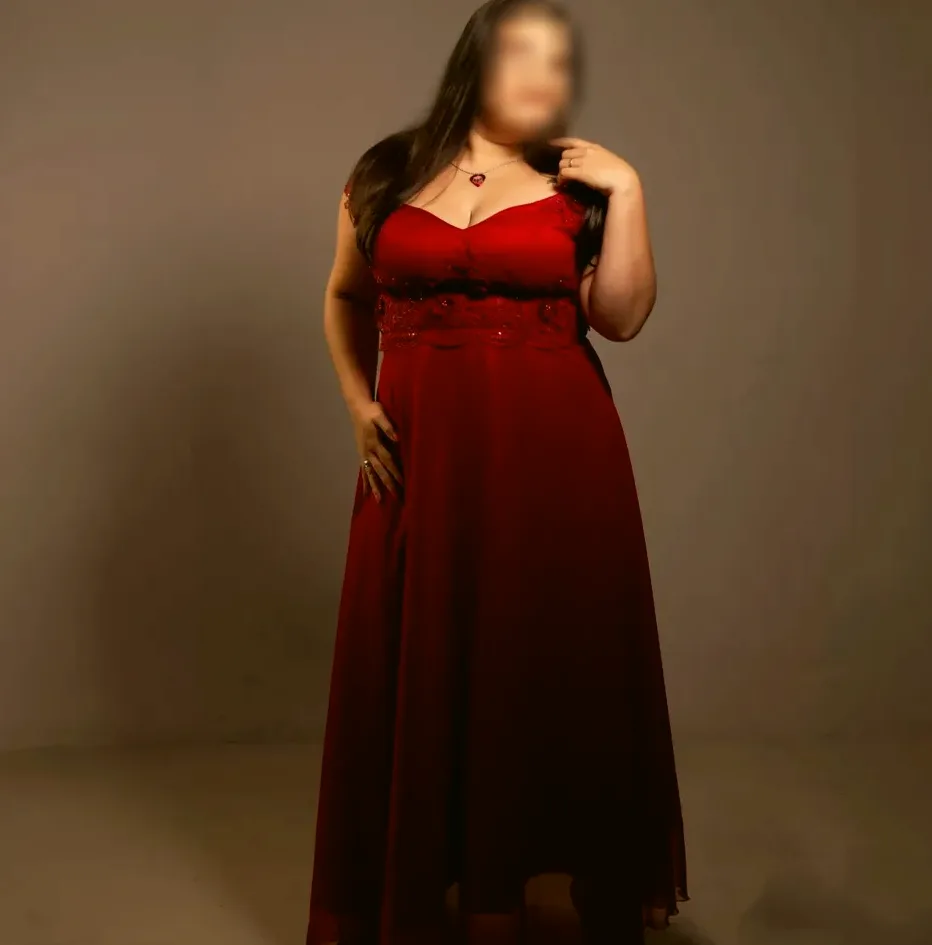 Ellen, 32